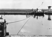 841006 Afbeelding van de veerpont over de Eem bij Eemdijk.